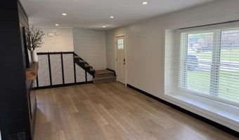 527 Village Ct, Altoona, IA 50009