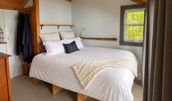 85 Island Dr, Bridport, VT 05734