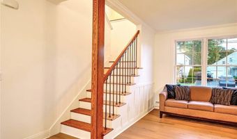 29 Lake Ave, Barrington, RI 02806