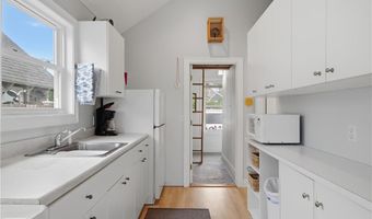 64 Burnside Ave, Narragansett, RI 02882