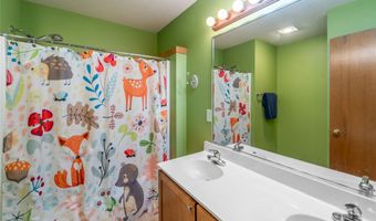 410 Oakwood Ct, Altoona, IA 50009