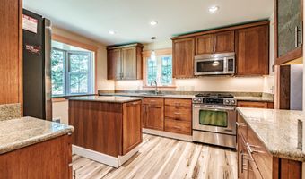 4 Pineway Dr, Auburn, ME 04210