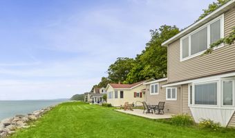 17646 S Ridgewood Dr, Arcadia, MI 49613