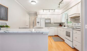300 Chatham Dr, Aurora, OH 44202