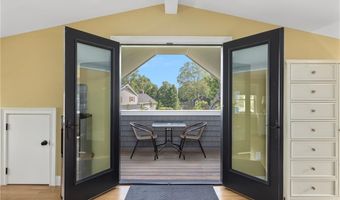 3 Oak St, Middletown, RI 02842