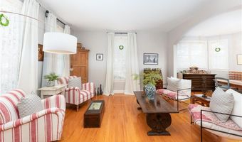167 Meadow Ln, Middletown, RI 02842