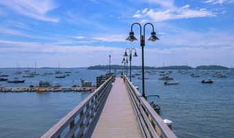 8 Knight St, Falmouth, ME 04105