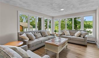 8 Woodsia Rd, Narragansett, RI 02874