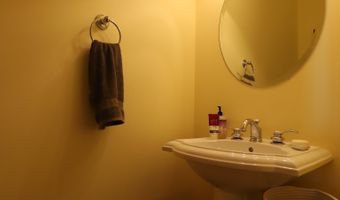 70 Woodcrest Ln 70, Danbury, CT 06810