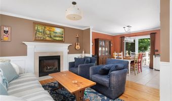 16 Taylor Ln, Warwick, RI 02886