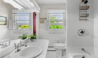 172 Eustis Ave, Newport, RI 02840