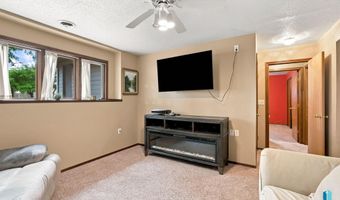 900 E Magnolia Dr, Brandon, SD 57005