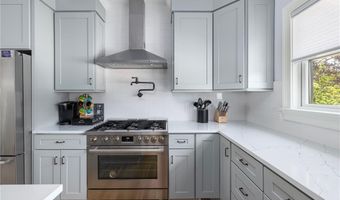 3 Oak St, Middletown, RI 02842