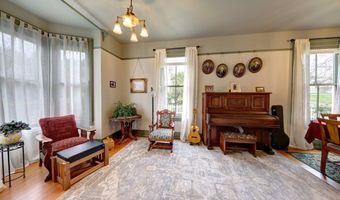 369 37th St, Astoria, OR 97103