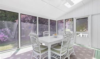 8 SCHOOL HOUSE Rd, Narragansett, RI 02882