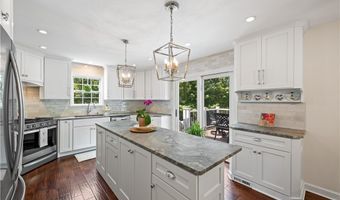 292 Summerhill Dr, Aurora, OH 44202