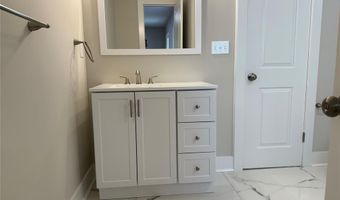 41 Woods Ave, Bergenfield, NJ 07621