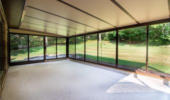 1341 Valley Dr, Akron, OH 44312