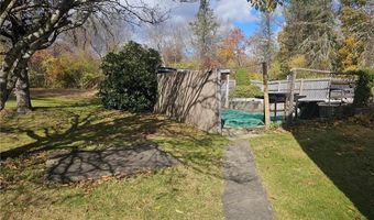 8 Lake Ct, Hopkinton, RI 02804