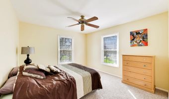 525 Skyline Dr, Algonquin, IL 60102
