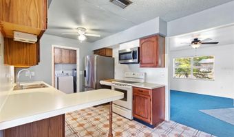 221 DOROTHY St, Auburndale, FL 33823