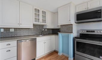 37 Reservoir Rd, Middletown, RI 02842