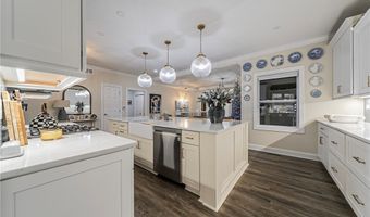 201 Whispering Shrs, Vermilion, OH 44089