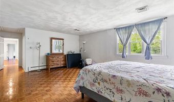 80 Woodbridge Dr, East Greenwich, RI 02818