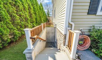 15 Foxcroft Rd, Albertson, NY 11507