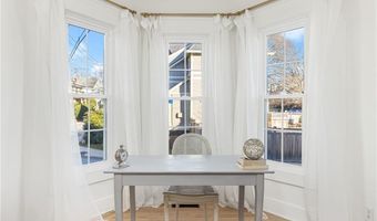 17 Old Beach Rd, Newport, RI 02840