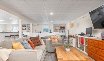 94 Greening Ln, Cranston, RI 02920