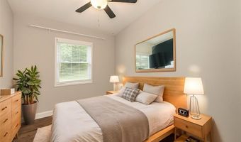 250 Sunset Dr, Ballwin, MO 63011