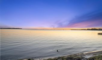 15 Hayes Rd, Amity Harbor, NY 11701