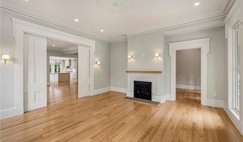 28 Mount Vernon St, Newport, RI 02840