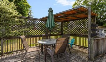 37 Reservoir Rd, Middletown, RI 02842
