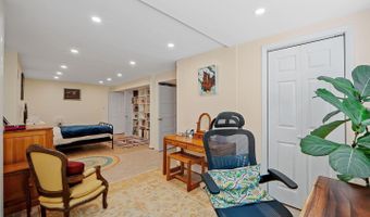 5929 AVON Dr, Bethesda, MD 20814