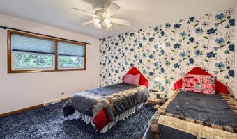 907 E Crabtree Dr, Arlington Heights, IL 60004