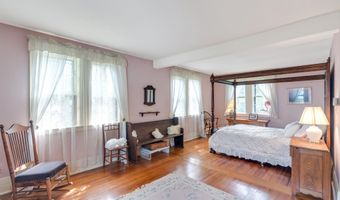 13 Serpentine Dr, Middletown, NJ 07748