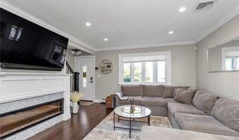 95 Falmouth Pl, Albertson, NY 11507