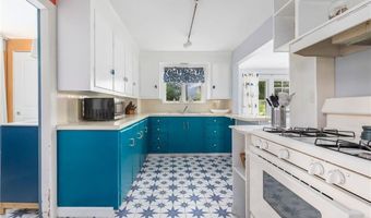 37 Concord Dr, Middletown, RI 02842