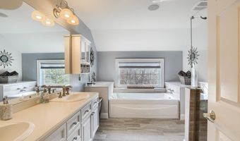 28 Crestview Ln 28, Danbury, CT 06810