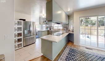 947 3RD St, Brookings, OR 97415