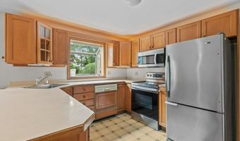 8 North Dr, Middletown, RI 02842