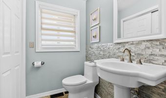 18 Woodland Hills Ct, Alton, IL 62002