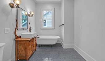 263 NE Oak Hill St, Abingdon, VA 24210