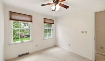 2 Mansion Woods Dr B, Agawam, MA 01001