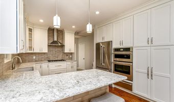876 Kiefer Trails Dr, Ballwin, MO 63021