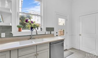 221 E 32nd St, Savannah, GA 31401