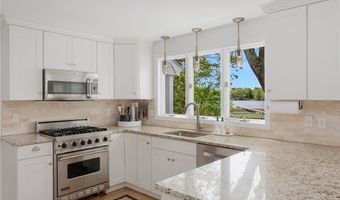 45 Meadowbrook Dr, Barrington, RI 02806