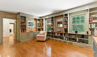 9 Scitterygussett Dr, Falmouth, ME 04105
